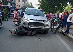 Ô tô tông liên hoàn 4 xe máy trên phố Hà Nội, 6 người nhập viện