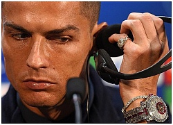 Ronaldo khoe đồng hồ 1,2 triệu Bảng trong buổi họp báo tại MU