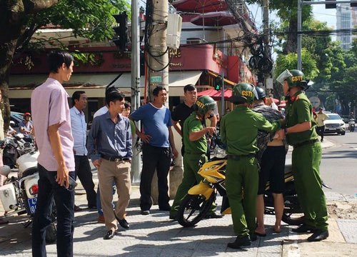 Bị phát hiện vượt đèn đỏ, nam thanh niên đạp Cảnh sát trật tự bị thương