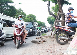 Dân Thủ đô bất chấp băng qua dải phân cách đi ngược chiều, giao thông hỗn loạn