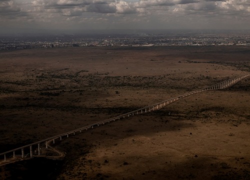 Điều dân bản địa phải cắn răng chịu sau khi TQ "ném" tiền vào Kenya