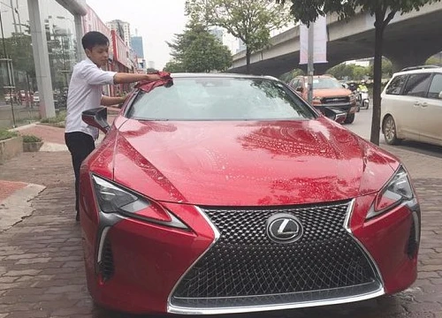 Lexus LC 500 2018 độc nhất Việt Nam nổi bật trong một hầm đỗ xe ở Hà Nội