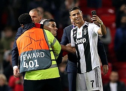 Ronaldo selfie với CĐV quá khích của MU sau trận đấu