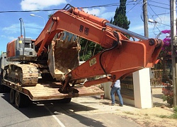 Chủ máy múc san gạt đất lâm nghiệp trái phép &#8216;giải vây&#8217; xe vi phạm