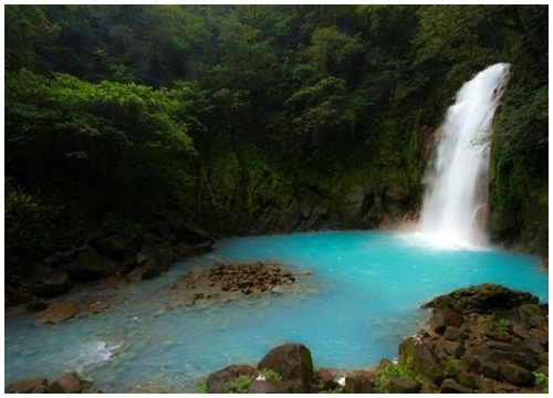 Dòng suối đẹp ngỡ ngàng ở Vườn Quốc gia Tenorio Volcano, Costa Rica