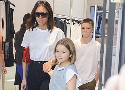 Harper Beckham lớn ngồng, xinh xắn như búp bê đi mua sắm bên mẹ và anh trai