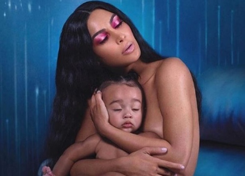 Kim Kardashian bị chỉ trích lợi dụng con gái nhỏ để quảng cáo