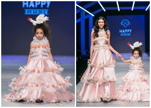 MC Hoài Anh và bản sao Bảo Anh chinh phục hàng ngàn khán giả tại VIFW 2018