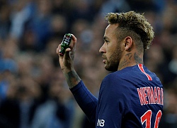 Neymar bức xúc vì bị ném chai nước, lọ thủy tinh vào người