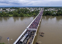 Ông Trump đối mặt đoàn người di cư khổng lồ