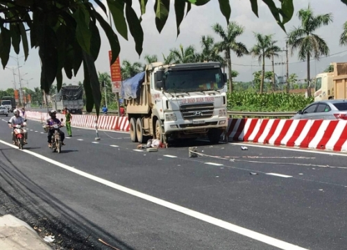 Sang đường không quan sát, người đàn ông gặp tai nạn thảm khốc dưới bánh xe tải