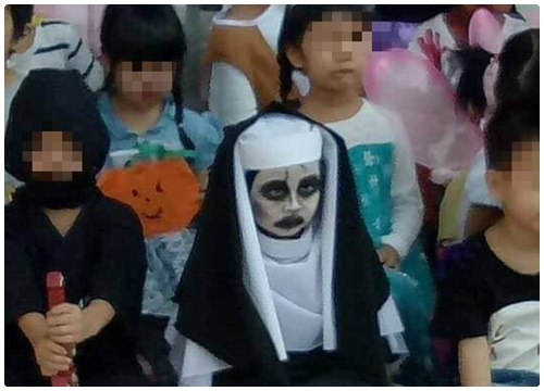 Sau cô bé Vô Diện, dân tình lại được phen cười nghiêng ngả với màn cosplay "ác quỷ ma sơ" của nhóc tì 4 tuổi