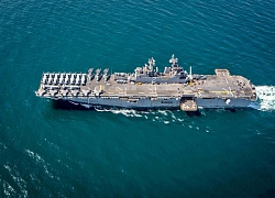 Tàu Iran tạt đầu chiến hạm USS Essex chở theo tư lệnh bộ chỉ huy Mỹ