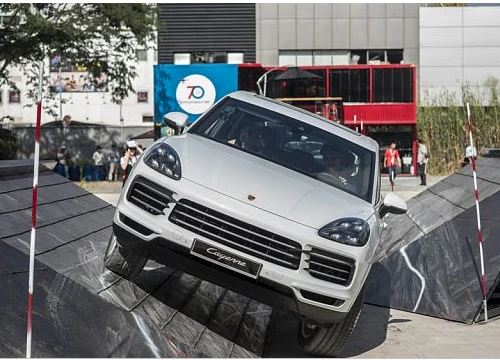 Thử thách offroad cùng Porsche Cayenne 2018