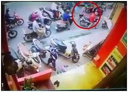 Clip: Đẩy người phụ nữ vào mũi taxi, hai thanh niên tiếp tục có hành động khó hiểu