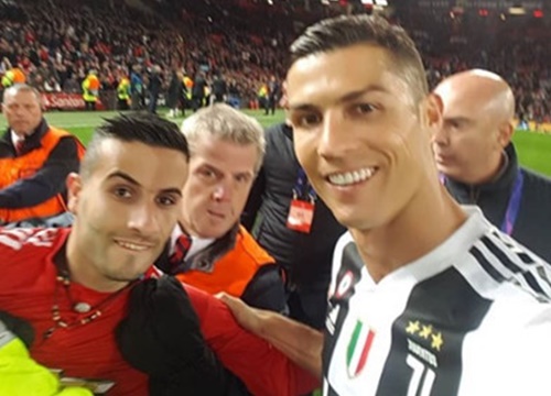 Fan cuồng Ronaldo bị điều tra vì mang súng nhựa vào sân Old Trafford