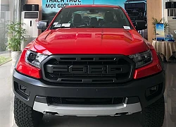 Cận cảnh Ford Ranger Raptor màu đỏ giá gần 1,2 tỷ đồng