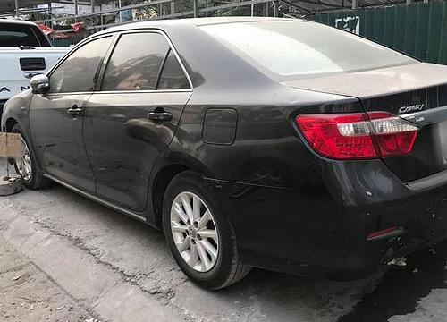 Hà Nội: Đỗ xe trên vỉa hè rồi bỏ đi mất, tài xế Camry được "tặng" thêm cục bê tông vào bánh trước