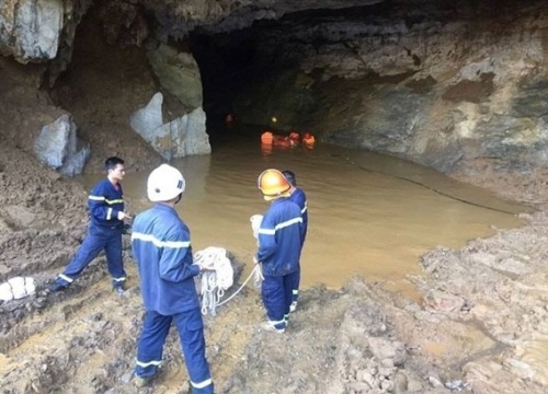 Nước tràn vào hang khai thác vàng, 2 phu vàng đang bị mắc kẹt