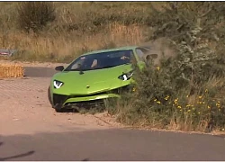 Siêu xe Lamborghini Aventador SV lao lên bãi cỏ, Bugatti Chiron tông vật cản