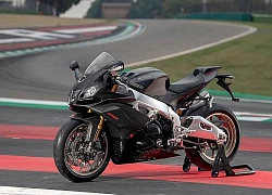 Soi superbike Aprilia RSV4 Factory "so găng" với Ducati Panigale V4 Speciale