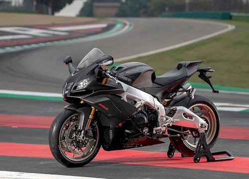 Soi superbike Aprilia RSV4 Factory "so găng" với Ducati Panigale V4 Speciale