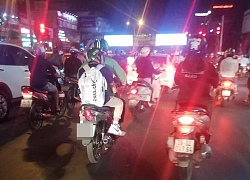 Thanh niên ngủ trên lưng nam tài xế Grab Bike khiến bao người đi đường tò mò, chụp ảnh