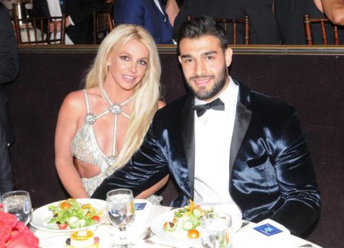 Britney Spears và 'phi công trẻ' đi nghỉ đón tuổi 37