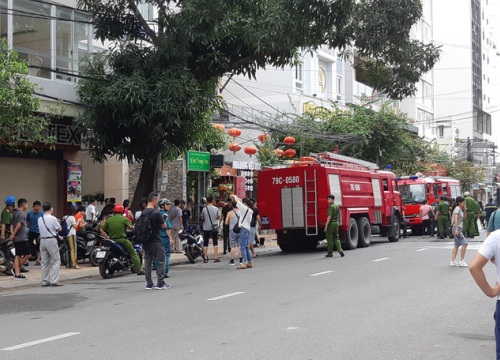 Nhà hàng bốc cháy, hàng trăm du khách ở phố tây Nha Trang náo loạn