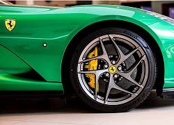 Chưa có chiếc nào về Việt Nam, nhưng siêu xe Ferrari 812 Superfast tại Singapore đã có bộ áo cực độc này