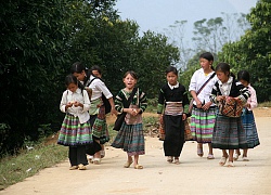 Thăm hỏi, động viên học sinh vùng cao