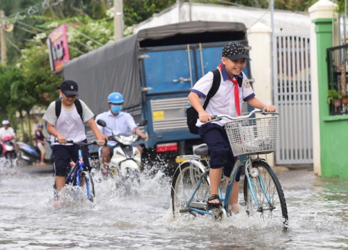 Triều cường dâng cao ở TP.HCM, nhiều tuyến đường ngập sâu, xe chết máy