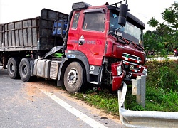 Va chạm với xe đầu kéo, một người đàn ông nguy kịch