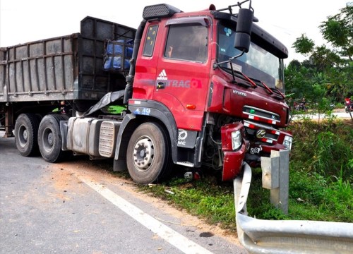 Va chạm với xe đầu kéo, một người đàn ông nguy kịch