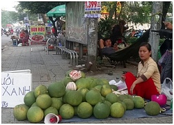 Bưởi da xanh giá rẻ chất đống bán vỉa hè Sài Gòn