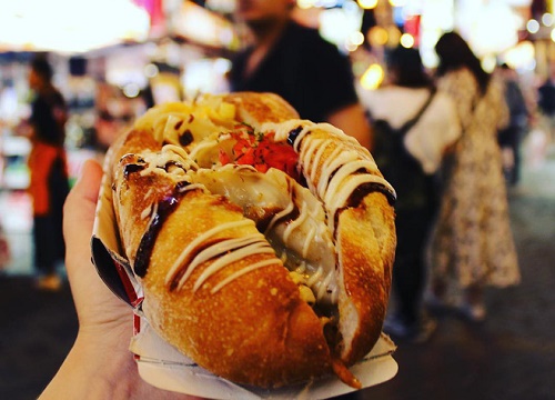 Chiếc hotdog ở Osaka thách thức các "thánh ăn" với kích thước khổng lồ cùng phần nhân ngồn ngộn