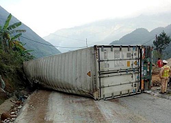 Lai Châu: Xe container lật chắn ngang đường gây ách tắc giao thông