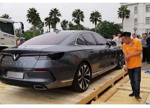 Xe sedan VinFast bất ngờ xuất hiện trước ngày được trưng bày tại Việt Nam