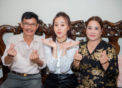 Bố như soái ca, mẹ như hoa hậu thôn bảo sao Phương Oanh 'Quỳnh Búp Bê' lại xinh đẹp như thế!