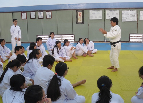 Cô Trinh dạy judo