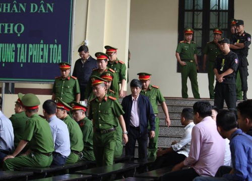 Cựu Trung tướng Phan Văn Vĩnh phải rời phòng xét xử vì "tăng huyết áp"