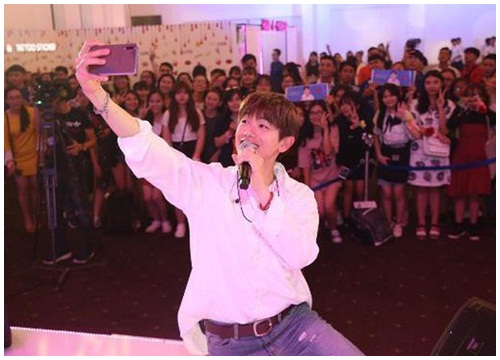 Eric Nam bất ngờ xuất hiện tại ngày hội "Samsung Galaxy Fan Weeks" trước hàng ngàn tín đồ selfie