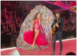 Trai đẹp Shawn Mendes đang hát thì được các thiên thần Victoria&#8217;s Secret thả thính ngay trên sân khấu