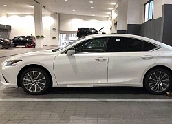 Cận cảnh Lexus ES 250 2019 bất ngờ xuất hiện tại đại lý Việt Nam