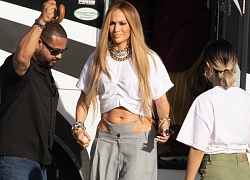 Jennifer Lopez diện mốt khoe "quần chip" trên trường quay