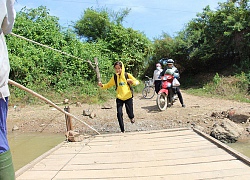 Khánh Hòa: Học sinh, giáo viên tròng trành kéo bè qua sông đến trường