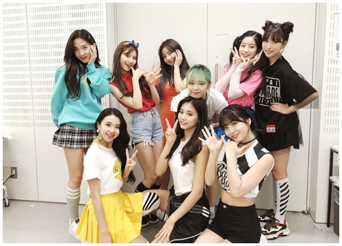 Twice được vinh danh tại 'Grammy Nhật Bản' giữa ồn ào mặc áo nhạy cảm