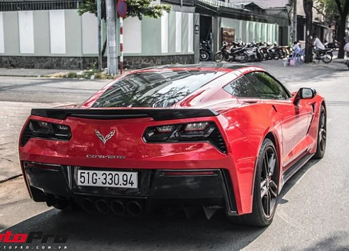 Chevrolet Corvette C7 Stingray màu đỏ rực trên phố Sài Gòn