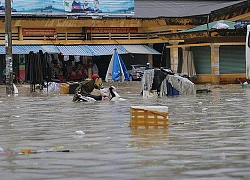 Chùm ảnh ngập lụt kinh hoàng ở TP. Nha Trang: Ô tô &#8220;bơi&#8221; như tàu ngầm, đồ vật trong nhà chìm dưới biển nước