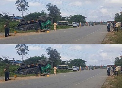 Hà Tĩnh: Tránh xe máy, xe tải "phơi bụng" bên đường, 1 người nguy kịch